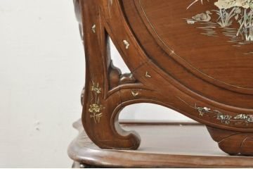 アジアンビンテージ　唐木(花梨、カリン)　螺鈿(ラデン)　象嵌入り　花に舞う蝶の意匠が愛らしいアームチェア(ダイニングチェア、板座チェア、椅子、イス、ヴィンテージ)(R-076377)
