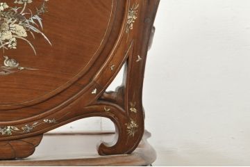 アジアンビンテージ　唐木(花梨、カリン)　螺鈿(ラデン)　象嵌入り　花に舞う蝶の意匠が愛らしいアームチェア(ダイニングチェア、板座チェア、椅子、イス、ヴィンテージ)(R-076377)