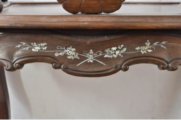 アジアンビンテージ　唐木(花梨、カリン)　螺鈿(ラデン)　象嵌入り　花に舞う蝶の意匠が愛らしいアームチェア(ダイニングチェア、板座チェア、椅子、イス、ヴィンテージ)(R-076377)