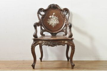 アジアンビンテージ　唐木(花梨、カリン)　螺鈿(ラデン)　象嵌入り　花に舞う蝶の意匠が愛らしいアームチェア(ダイニングチェア、板座チェア、椅子、イス、ヴィンテージ)(R-076378)