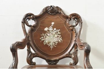 アジアンビンテージ　唐木(花梨、カリン)　螺鈿(ラデン)　象嵌入り　花に舞う蝶の意匠が愛らしいアームチェア(ダイニングチェア、板座チェア、椅子、イス、ヴィンテージ)(R-076378)