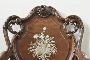 アジアンビンテージ　唐木(花梨、カリン)　螺鈿(ラデン)　象嵌入り　花に舞う蝶の意匠が愛らしいアームチェア(ダイニングチェア、板座チェア、椅子、イス、ヴィンテージ)(R-076378)