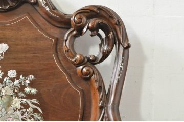 アジアンビンテージ　唐木(花梨、カリン)　螺鈿(ラデン)　象嵌入り　花に舞う蝶の意匠が愛らしいアームチェア(ダイニングチェア、板座チェア、椅子、イス、ヴィンテージ)(R-076378)