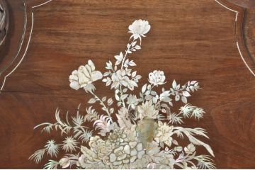 アジアンビンテージ　唐木(花梨、カリン)　螺鈿(ラデン)　象嵌入り　花に舞う蝶の意匠が愛らしいアームチェア(ダイニングチェア、板座チェア、椅子、イス、ヴィンテージ)(R-076378)