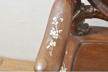 アジアンビンテージ　唐木(花梨、カリン)　螺鈿(ラデン)　象嵌入り　花に舞う蝶の意匠が愛らしいアームチェア(ダイニングチェア、板座チェア、椅子、イス、ヴィンテージ)(R-076378)