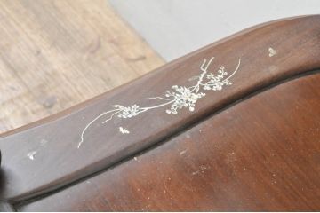 アジアンビンテージ　唐木(花梨、カリン)　螺鈿(ラデン)　象嵌入り　花に舞う蝶の意匠が愛らしいアームチェア(ダイニングチェア、板座チェア、椅子、イス、ヴィンテージ)(R-076378)