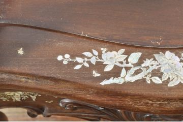 アジアンビンテージ　唐木(花梨、カリン)　螺鈿(ラデン)　象嵌入り　花に舞う蝶の意匠が愛らしいアームチェア(ダイニングチェア、板座チェア、椅子、イス、ヴィンテージ)(R-076378)