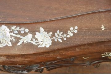アジアンビンテージ　唐木(花梨、カリン)　螺鈿(ラデン)　象嵌入り　花に舞う蝶の意匠が愛らしいアームチェア(ダイニングチェア、板座チェア、椅子、イス、ヴィンテージ)(R-076378)