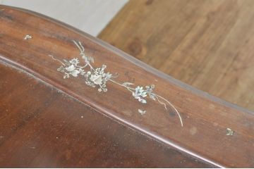 アジアンビンテージ　唐木(花梨、カリン)　螺鈿(ラデン)　象嵌入り　花に舞う蝶の意匠が愛らしいアームチェア(ダイニングチェア、板座チェア、椅子、イス、ヴィンテージ)(R-076378)