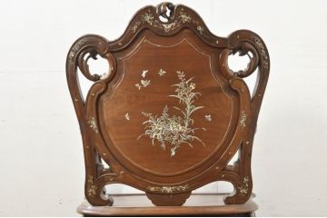 アジアンビンテージ　唐木(花梨、カリン)　螺鈿(ラデン)　象嵌入り　花に舞う蝶の意匠が愛らしいアームチェア(ダイニングチェア、板座チェア、椅子、イス、ヴィンテージ)(R-076378)