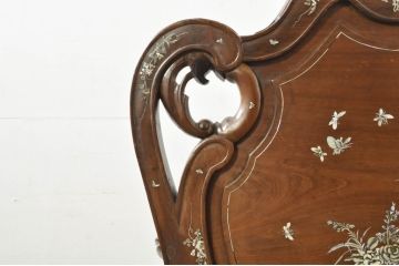 アジアンビンテージ　唐木(花梨、カリン)　螺鈿(ラデン)　象嵌入り　花に舞う蝶の意匠が愛らしいアームチェア(ダイニングチェア、板座チェア、椅子、イス、ヴィンテージ)(R-076378)