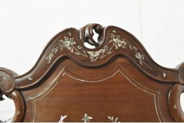 アジアンビンテージ　唐木(花梨、カリン)　螺鈿(ラデン)　象嵌入り　花に舞う蝶の意匠が愛らしいアームチェア(ダイニングチェア、板座チェア、椅子、イス、ヴィンテージ)(R-076378)