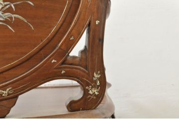 アジアンビンテージ　唐木(花梨、カリン)　螺鈿(ラデン)　象嵌入り　花に舞う蝶の意匠が愛らしいアームチェア(ダイニングチェア、板座チェア、椅子、イス、ヴィンテージ)(R-076378)