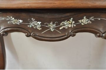 アジアンビンテージ　唐木(花梨、カリン)　螺鈿(ラデン)　象嵌入り　花に舞う蝶の意匠が愛らしいアームチェア(ダイニングチェア、板座チェア、椅子、イス、ヴィンテージ)(R-076378)