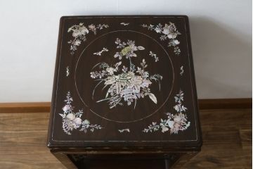 アジアンアンティーク　象嵌入り　総紫檀(シタン)材　螺鈿細工が美しい飾り棚(花台、飾り台、サイドテーブル)(R-076379)