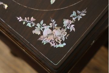 アジアンアンティーク　象嵌入り　総紫檀(シタン)材　螺鈿細工が美しい飾り棚(花台、飾り台、サイドテーブル)(R-076379)