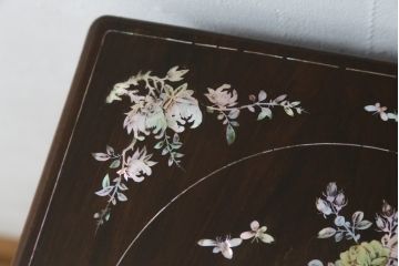 アジアンアンティーク　象嵌入り　総紫檀(シタン)材　螺鈿細工が美しい飾り棚(花台、飾り台、サイドテーブル)(R-076379)