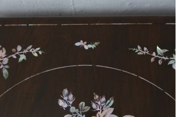 アジアンアンティーク　象嵌入り　総紫檀(シタン)材　螺鈿細工が美しい飾り棚(花台、飾り台、サイドテーブル)(R-076379)