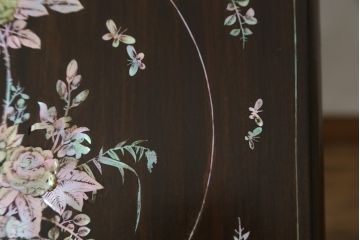 アジアンアンティーク　象嵌入り　総紫檀(シタン)材　螺鈿細工が美しい飾り棚(花台、飾り台、サイドテーブル)(R-076379)