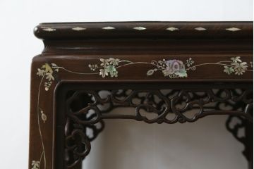 アジアンアンティーク　象嵌入り　総紫檀(シタン)材　螺鈿細工が美しい飾り棚(花台、飾り台、サイドテーブル)(R-076379)