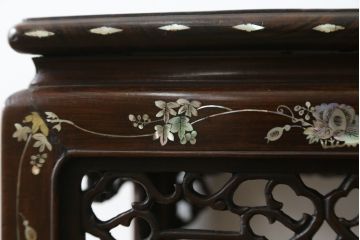 アジアンアンティーク　象嵌入り　総紫檀(シタン)材　螺鈿細工が美しい飾り棚(花台、飾り台、サイドテーブル)(R-076379)