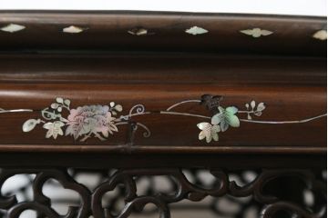 アジアンアンティーク　象嵌入り　総紫檀(シタン)材　螺鈿細工が美しい飾り棚(花台、飾り台、サイドテーブル)(R-076379)