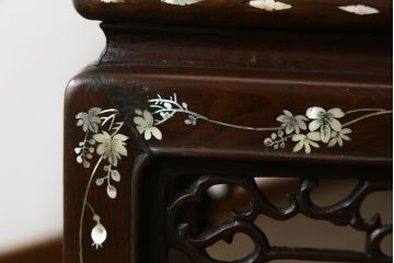 アジアンアンティーク　象嵌入り　総紫檀(シタン)材　螺鈿細工が美しい飾り棚(花台、飾り台、サイドテーブル)(R-076379)