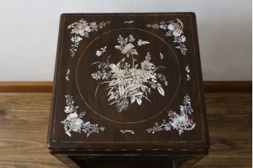 アジアンアンティーク　象嵌入り　総紫檀(シタン)材　螺鈿細工が美しい飾り棚(花台、飾り台、サイドテーブル)(R-076380)