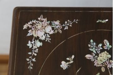アジアンアンティーク　象嵌入り　総紫檀(シタン)材　螺鈿細工が美しい飾り棚(花台、飾り台、サイドテーブル)(R-076380)