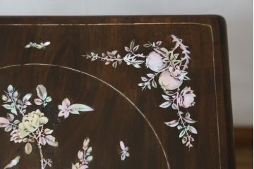 アジアンアンティーク　象嵌入り　総紫檀(シタン)材　螺鈿細工が美しい飾り棚(花台、飾り台、サイドテーブル)(R-076380)