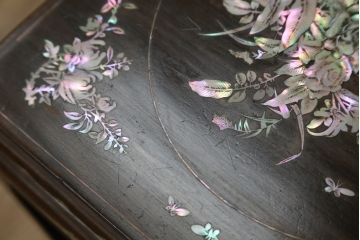 アジアンアンティーク　象嵌入り　総紫檀(シタン)材　螺鈿細工が美しい飾り棚(花台、飾り台、サイドテーブル)(R-076380)