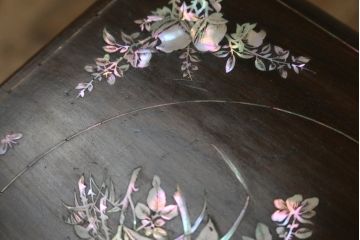 アジアンアンティーク　象嵌入り　総紫檀(シタン)材　螺鈿細工が美しい飾り棚(花台、飾り台、サイドテーブル)(R-076380)