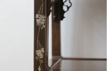 アジアンアンティーク　象嵌入り　総紫檀(シタン)材　螺鈿細工が美しい飾り棚(花台、飾り台、サイドテーブル)(R-076380)