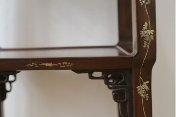 アジアンアンティーク　象嵌入り　総紫檀(シタン)材　螺鈿細工が美しい飾り棚(花台、飾り台、サイドテーブル)(R-076380)