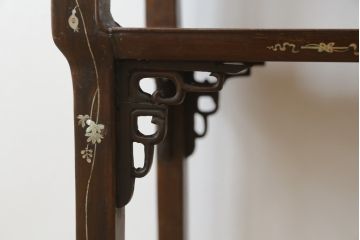 アジアンアンティーク　象嵌入り　総紫檀(シタン)材　螺鈿細工が美しい飾り棚(花台、飾り台、サイドテーブル)(R-076380)