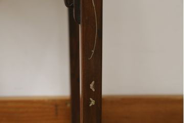 アジアンアンティーク　象嵌入り　総紫檀(シタン)材　螺鈿細工が美しい飾り棚(花台、飾り台、サイドテーブル)(R-076380)