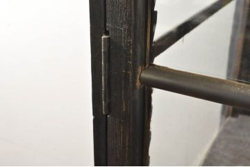 フランスアンティーク　ブラックペイントがシックな雰囲気を醸し出す三面ガラスの縦型フレンチショーケース(キャビネット、キュリオケース、ガラスケース、Gケース、コレクションケース、ディスプレイケース、飾り棚、戸棚、収納棚、店舗什器)(R-076395)