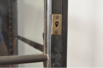 フランスアンティーク　ブラックペイントがシックな雰囲気を醸し出す三面ガラスの縦型フレンチショーケース(キャビネット、キュリオケース、ガラスケース、Gケース、コレクションケース、ディスプレイケース、飾り棚、戸棚、収納棚、店舗什器)(R-076395)