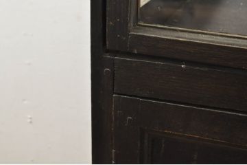 フランスアンティーク　ブラックペイントがシックな雰囲気を醸し出す三面ガラスの縦型フレンチショーケース(キャビネット、キュリオケース、ガラスケース、Gケース、コレクションケース、ディスプレイケース、飾り棚、戸棚、収納棚、店舗什器)(R-076395)
