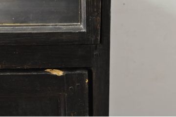フランスアンティーク　ブラックペイントがシックな雰囲気を醸し出す三面ガラスの縦型フレンチショーケース(キャビネット、キュリオケース、ガラスケース、Gケース、コレクションケース、ディスプレイケース、飾り棚、戸棚、収納棚、店舗什器)(R-076395)