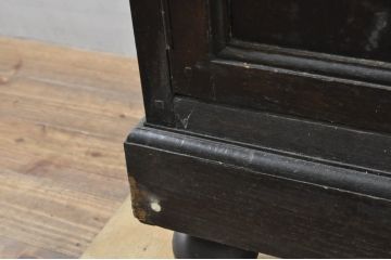 フランスアンティーク　ブラックペイントがシックな雰囲気を醸し出す三面ガラスの縦型フレンチショーケース(キャビネット、キュリオケース、ガラスケース、Gケース、コレクションケース、ディスプレイケース、飾り棚、戸棚、収納棚、店舗什器)(R-076395)