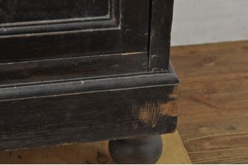 フランスアンティーク　ブラックペイントがシックな雰囲気を醸し出す三面ガラスの縦型フレンチショーケース(キャビネット、キュリオケース、ガラスケース、Gケース、コレクションケース、ディスプレイケース、飾り棚、戸棚、収納棚、店舗什器)(R-076395)