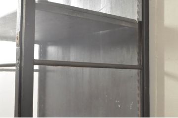 フランスアンティーク　ブラックペイントがシックな雰囲気を醸し出す三面ガラスの縦型フレンチショーケース(キャビネット、キュリオケース、ガラスケース、Gケース、コレクションケース、ディスプレイケース、飾り棚、戸棚、収納棚、店舗什器)(R-076395)