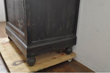 フランスアンティーク　ブラックペイントがシックな雰囲気を醸し出す三面ガラスの縦型フレンチショーケース(キャビネット、キュリオケース、ガラスケース、Gケース、コレクションケース、ディスプレイケース、飾り棚、戸棚、収納棚、店舗什器)(R-076395)