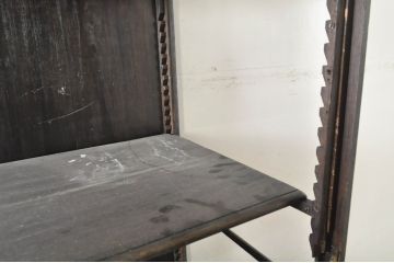 フランスアンティーク　ブラックペイントがシックな雰囲気を醸し出す三面ガラスの縦型フレンチショーケース(キャビネット、キュリオケース、ガラスケース、Gケース、コレクションケース、ディスプレイケース、飾り棚、戸棚、収納棚、店舗什器)(R-076395)