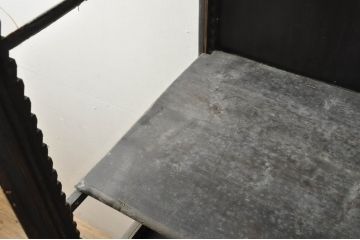フランスアンティーク　ブラックペイントがシックな雰囲気を醸し出す三面ガラスの縦型フレンチショーケース(キャビネット、キュリオケース、ガラスケース、Gケース、コレクションケース、ディスプレイケース、飾り棚、戸棚、収納棚、店舗什器)(R-076395)