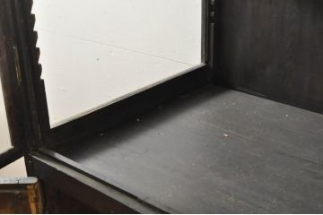 フランスアンティーク　ブラックペイントがシックな雰囲気を醸し出す三面ガラスの縦型フレンチショーケース(キャビネット、キュリオケース、ガラスケース、Gケース、コレクションケース、ディスプレイケース、飾り棚、戸棚、収納棚、店舗什器)(R-076395)