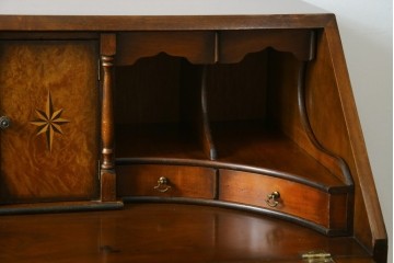 イギリスヴィンテージ　高級家具　ロスジョン(ROSJOHN)　マホガニー材　イギリス王室御用達ブランドのライティングビューロー　(R-076401)