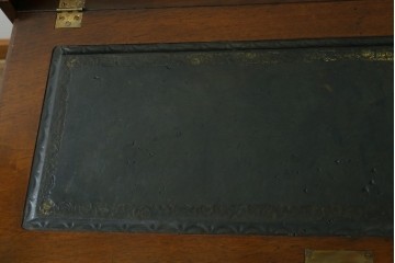 イギリスヴィンテージ　高級家具　ロスジョン(ROSJOHN)　マホガニー材　イギリス王室御用達ブランドのライティングビューロー　(R-076401)