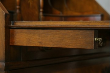 イギリスヴィンテージ　高級家具　ロスジョン(ROSJOHN)　マホガニー材　イギリス王室御用達ブランドのライティングビューロー　(R-076401)